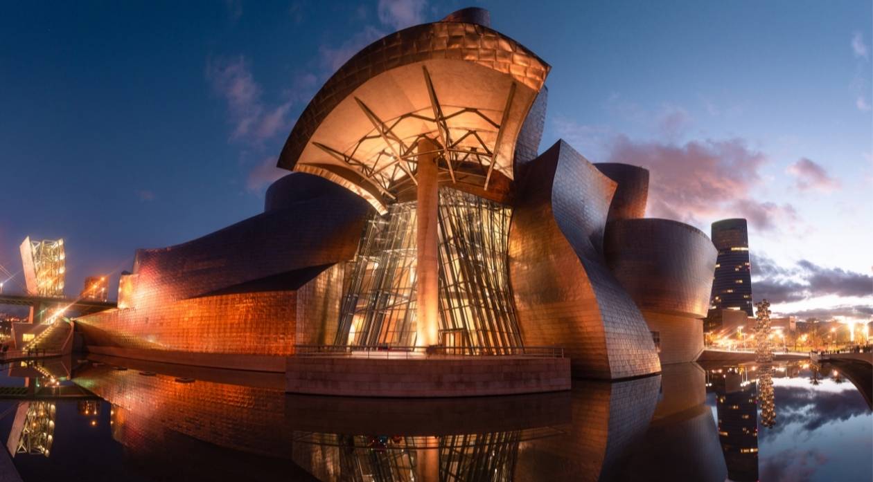 Bilbao Guggenheim Museum am Abend