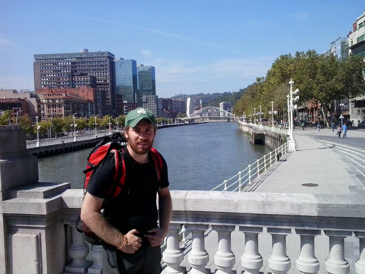 Christoph in Bilbao im Hintergrund Guggenheim und Fluss