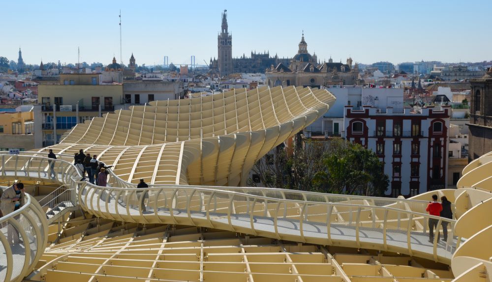Begehbare Holzkontruktion in der Innenstadt von Sevilla