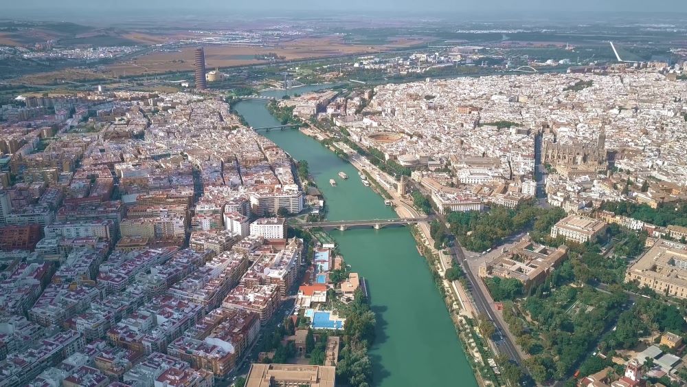 Blick von oben auf die andalusische Stadt Sevilla