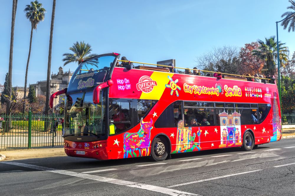 Die Sehenswürdigkeiten von Sevilla kann man per Hop on Hop off Bus entdecken