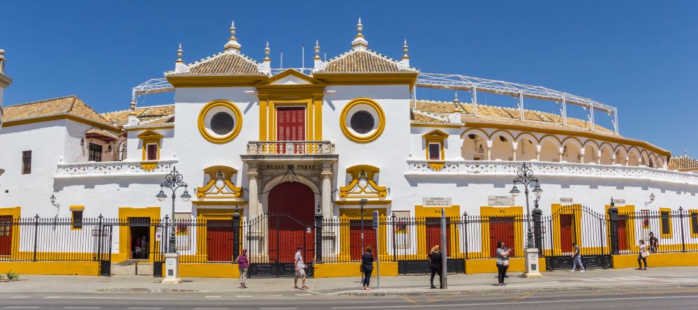 Die weiße Fassade der Stierkampfarena in Sevilla sieht einladend aus