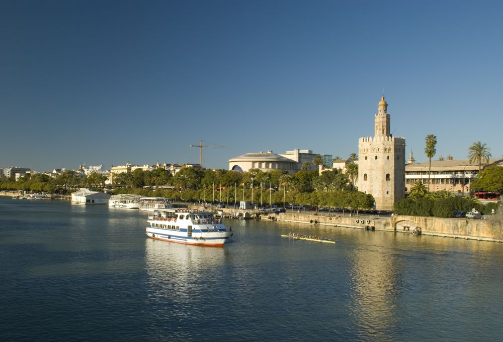 Eine Bootsfahrt auf dem Fluss bei Sevilla ist ein bei Touristen beliebtes Erlebnis
