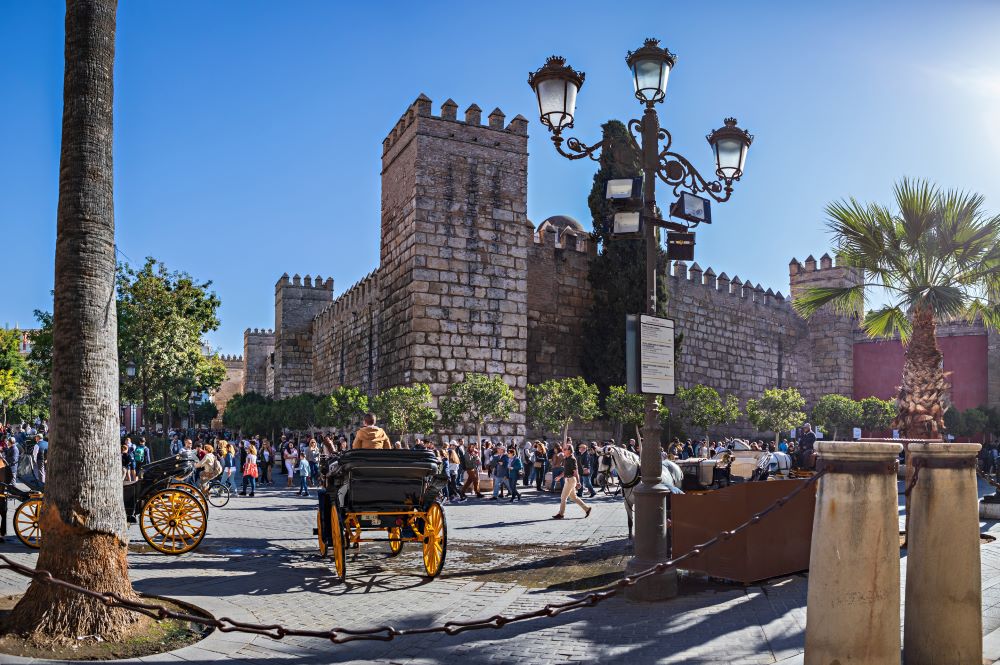 Touristen vor dem Eingang zum Königspalast Sevilla