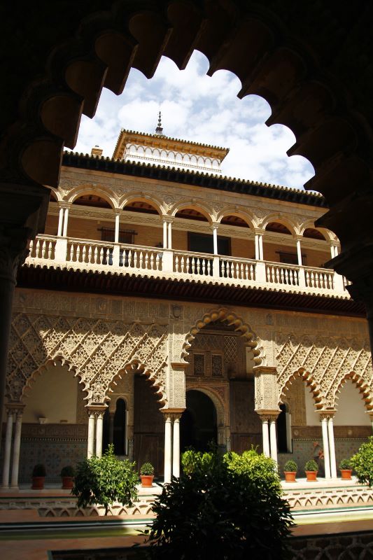 Verzierte Torbögen und idyllische Innenhöfe findet ihr im Alczar von Sevilla