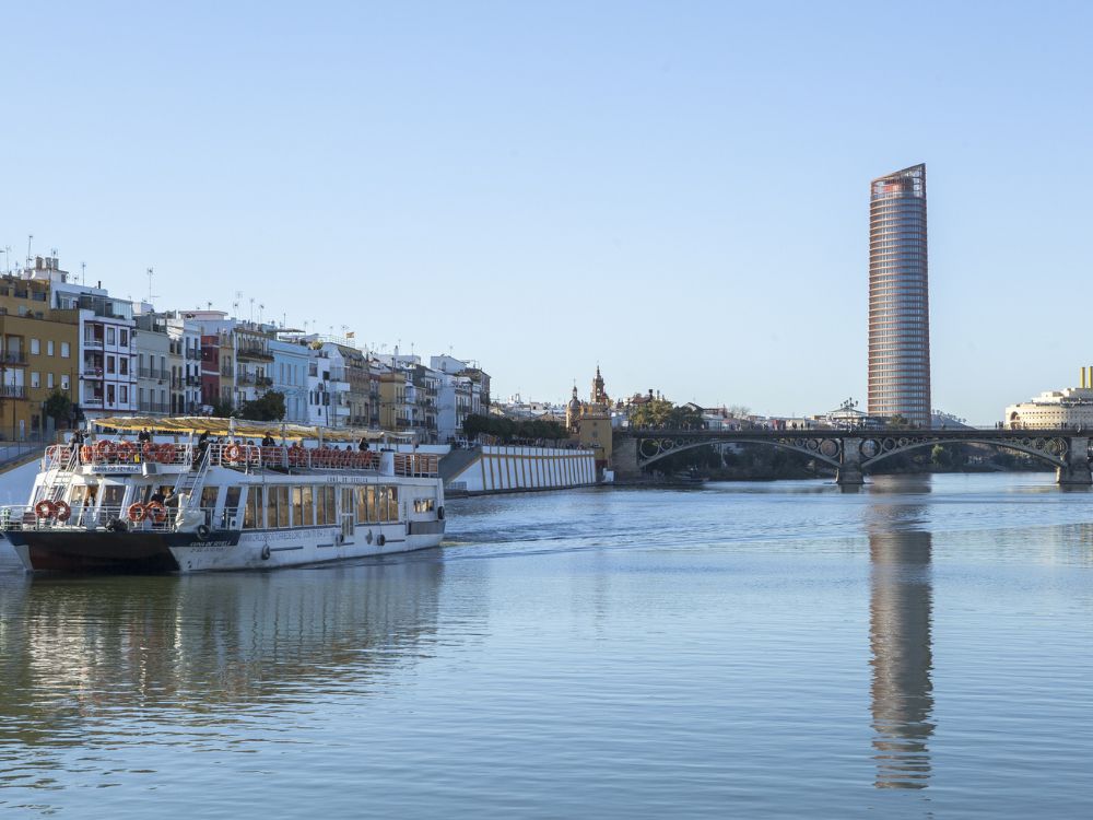 Touristische Schiffsfahrt über den Fluss Guadalquivir