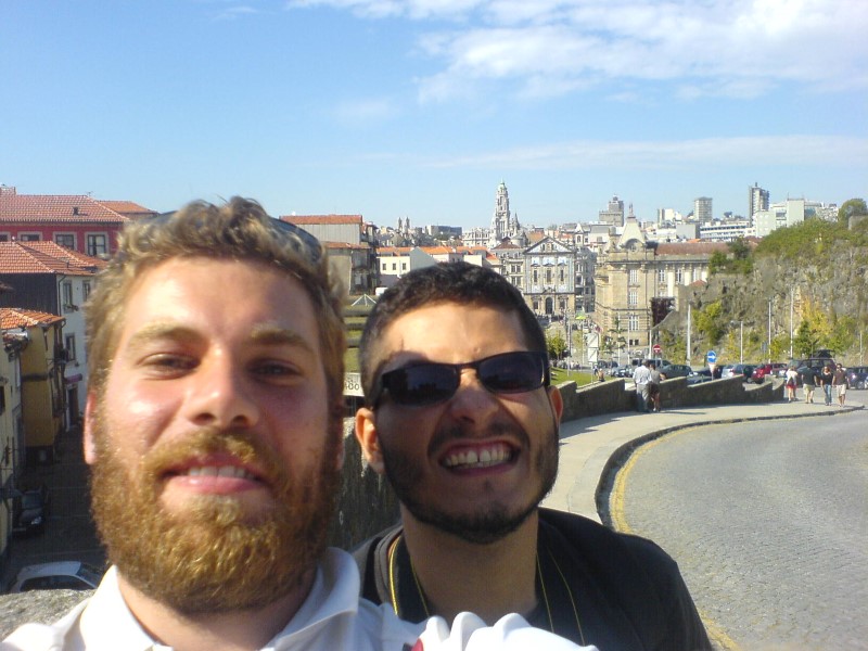 Christoph mit einem Pilgerfreund in Porto am Startpunkt des portugiesischen Jakobswegs