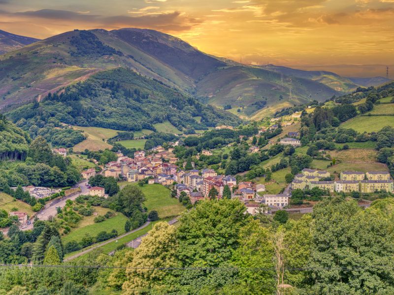 Ausblick auf den Ort des Etappenstarts in Pola de Allande