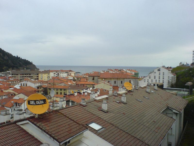 Blick auf die Stadt Deba am Camino del Norte