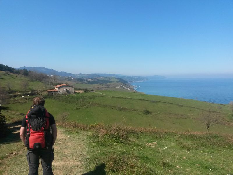 Christoph blickt auf das Meer am Küstenweg in Spanien