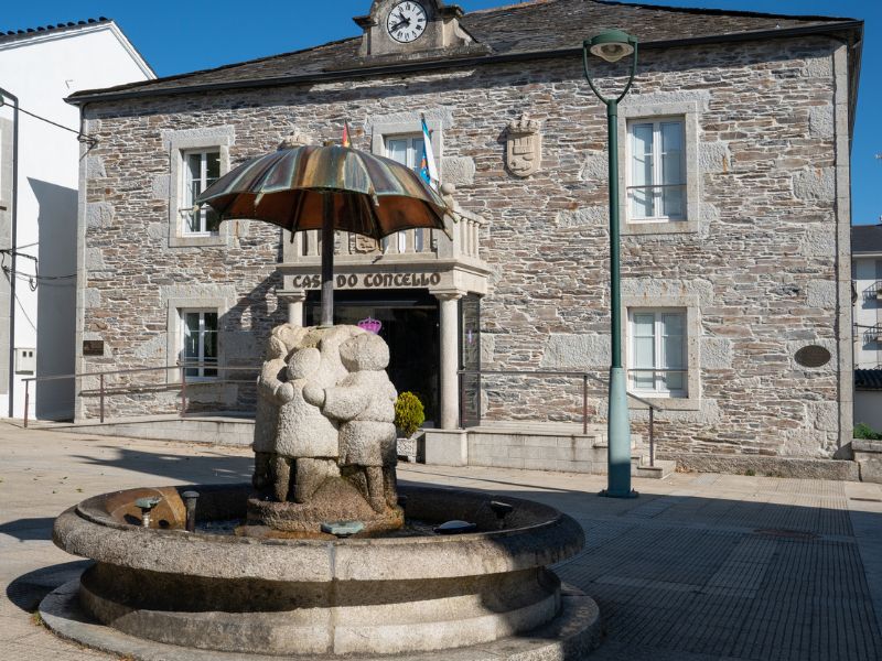 Ort Castroverde mit schönem Brunnen