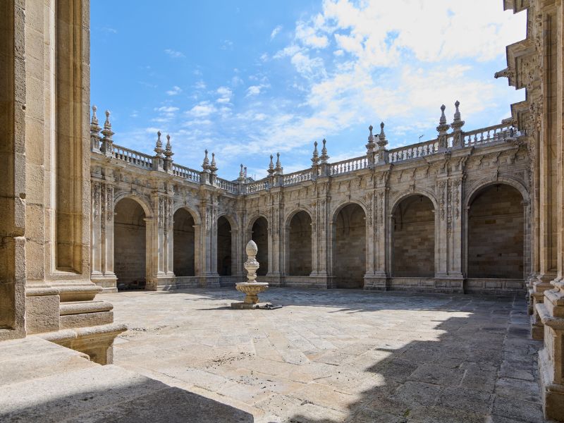 Schöner Innenhof der Kathedrale am Etappenziel in der Stadt Lugo