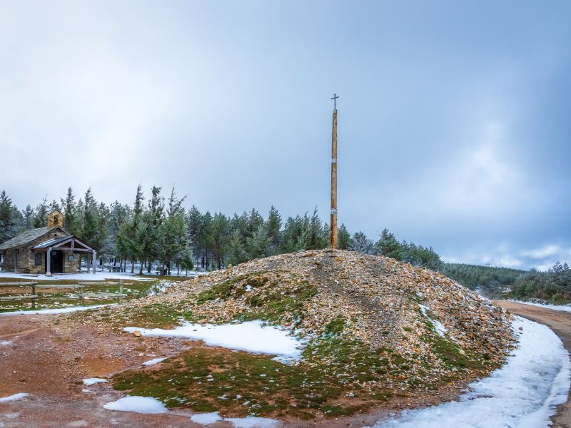 Am Cruz de Ferro auf dem Camino Francés im Winter