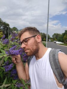 Christoph riecht an einer Blume