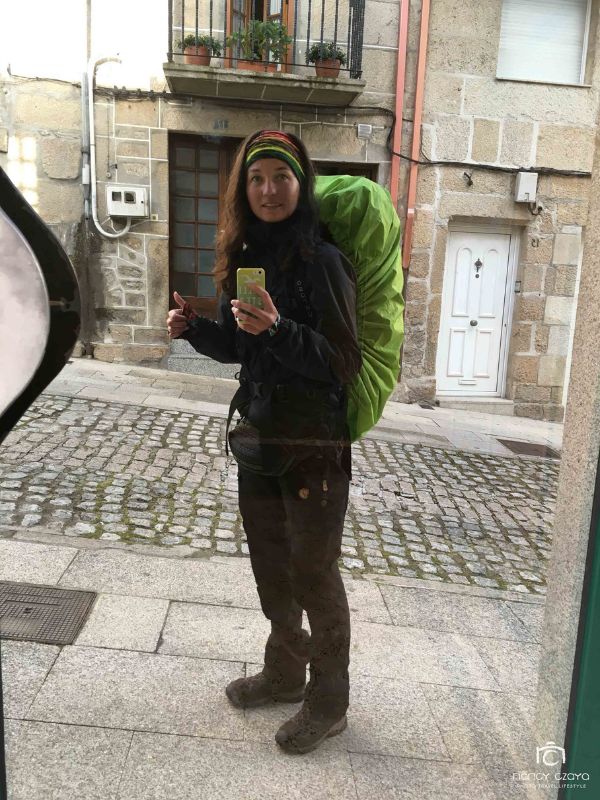 Autorin Nancy in Pilgerkluft auf dem Camino