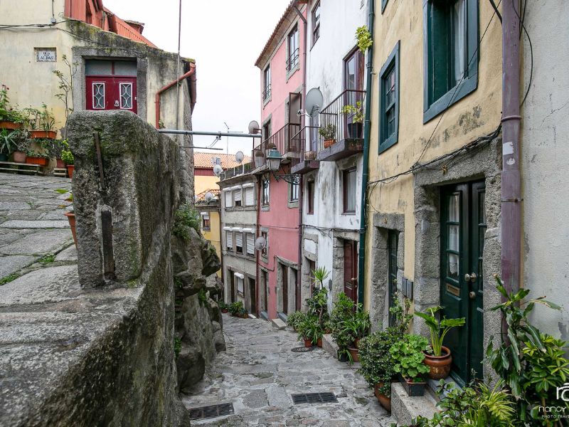 Schöne schmale Gasse auf dem Weg nach Santiago von Porto aus