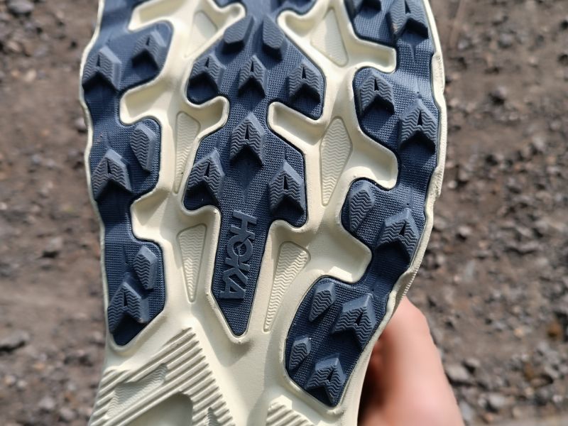 Sohle des HOKA Trailrunningschuhs mit leichten Stollen