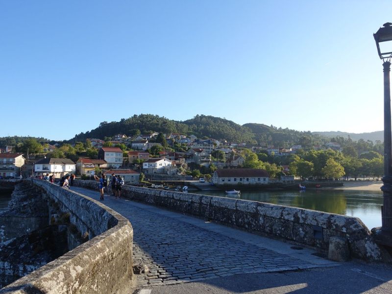 Gruppe von Pilgern auf einer Brücke auf dem Jakobsweg 10