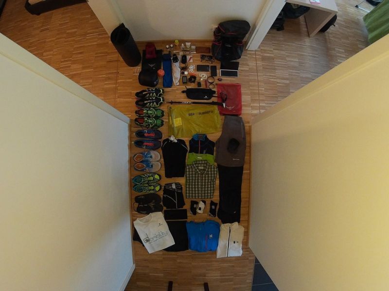 Jakobsweg Vorbereitung mit allen Packstücken sortiert 12