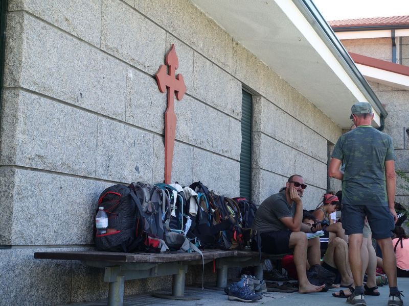 Pilger und Rucksäcke vor einer Herberge 11