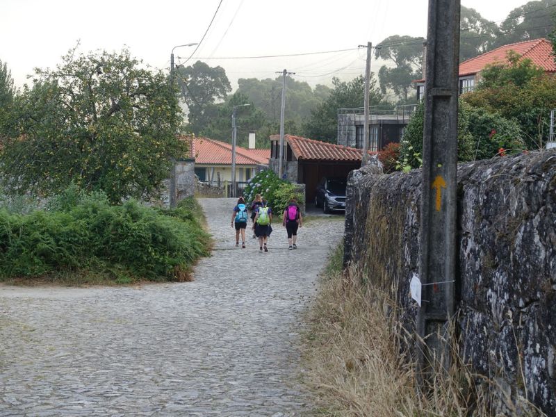 Pilger wandern über Kopfsteinpflaster 4
