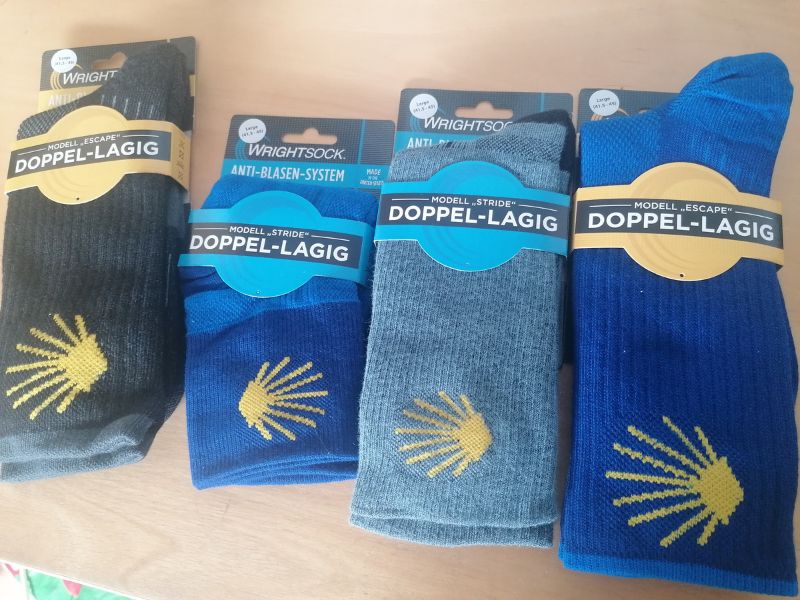 Doppellagige Wandersocken von Wrightsock in Blau, Schwarz und Grau mit Pilgermuschel-Zeichen