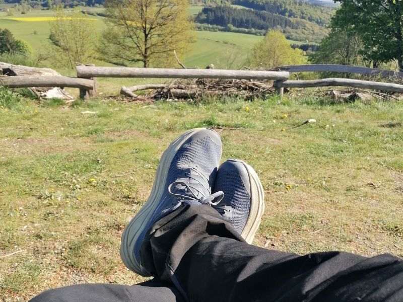 Pause beim Wandern und Testen der HOKA Challenger 8 Schuhe in der Eifel