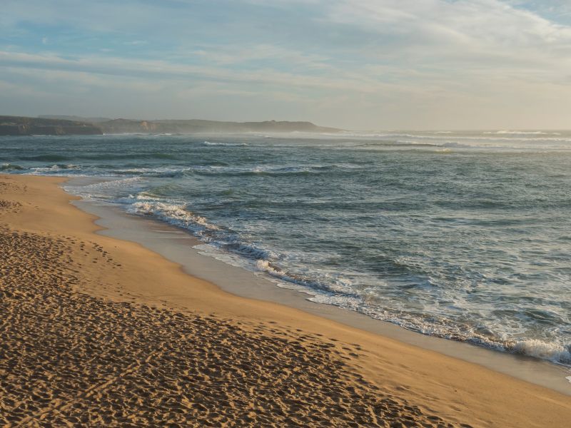 Wandern am Sandstrang entlang der portugiesischen Atlantikküste am Fischerpfad