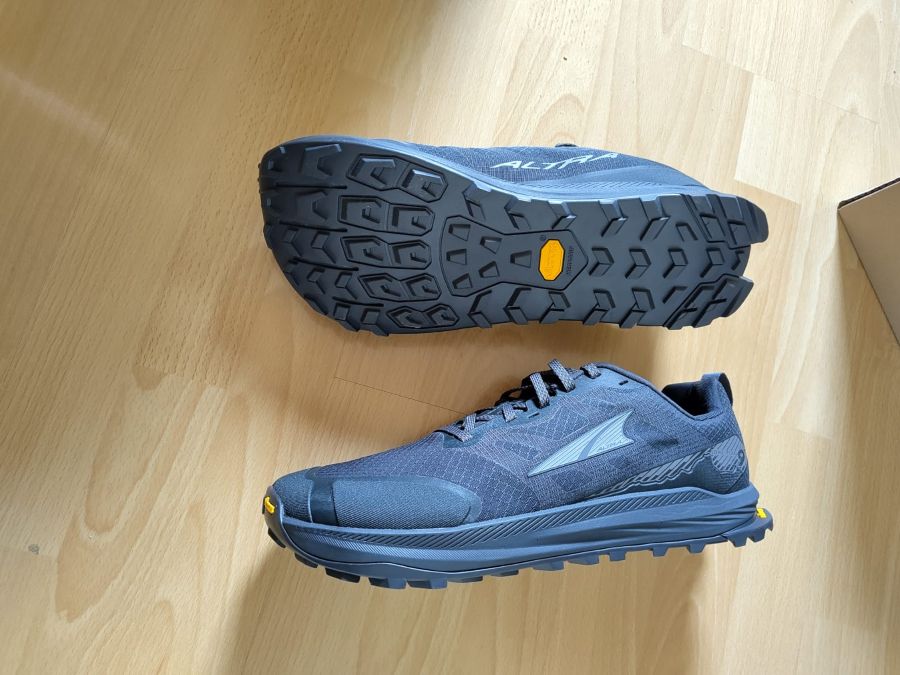 Altra Wanderschuhe von beiden Seiten fotografiert