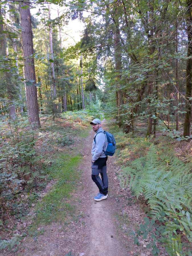 Christoph morgens im Wald