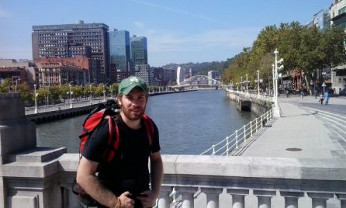 Ich auf einer Brücke im Zentrum von Bilbao.