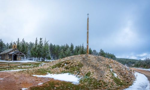 Am Cruz de Ferro auf dem Camino Francés im Winter