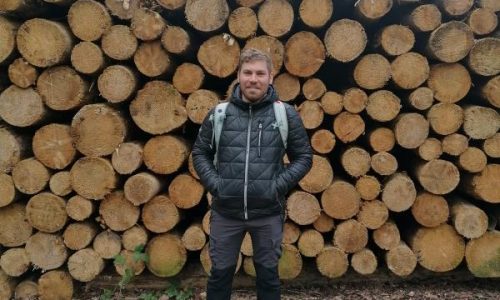 Christoph im Winter im Wald unterwegs mit Salewa Wanderschuhen