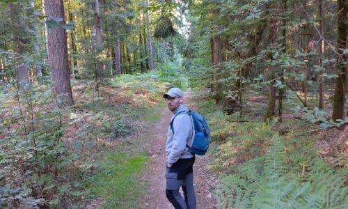 Christoph morgens im Wald