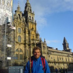 Autor Christoph vor der Kathedrale in Santiago de Compostela am Ziel des Jakobswegs