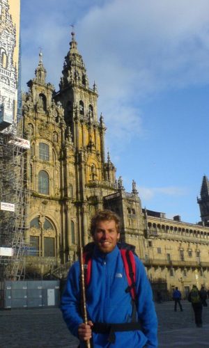 Autor Christoph vor der Kathedrale in Santiago de Compostela am Ziel des Jakobswegs Autor Christoph vor der Kathedrale in Santiago de Compostela am Ziel des Jakobswegs