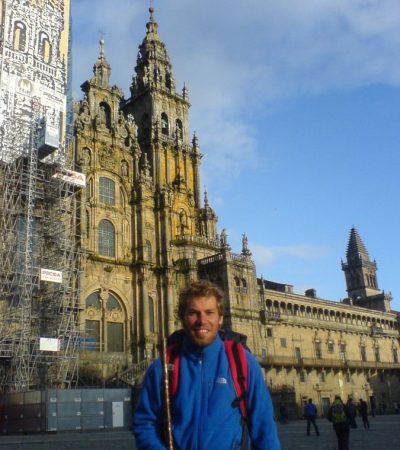 Autor Christoph vor der Kathedrale in Santiago de Compostela am Ziel des Jakobswegs